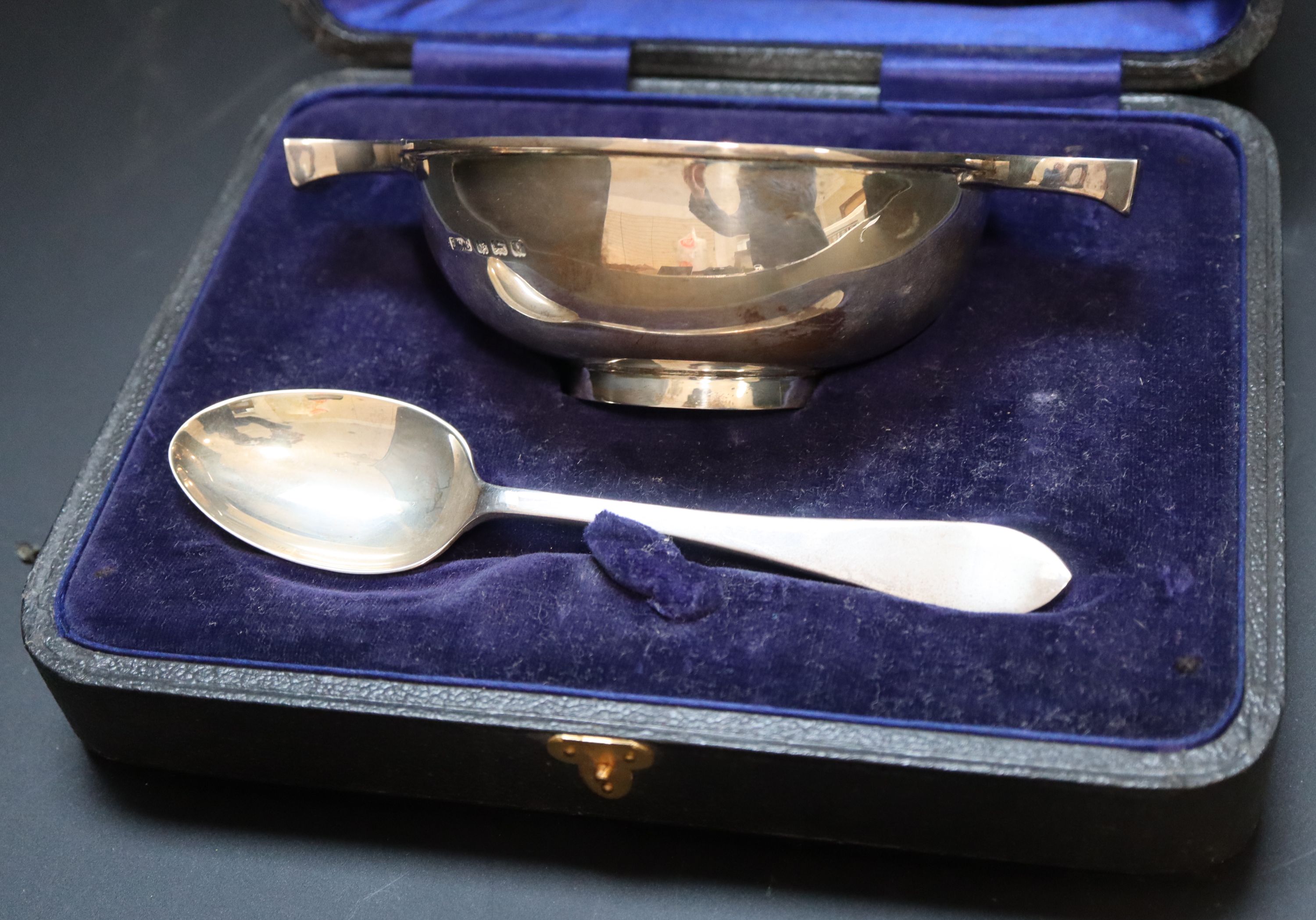 A George V cased silver quaich and spoon, 5oz.